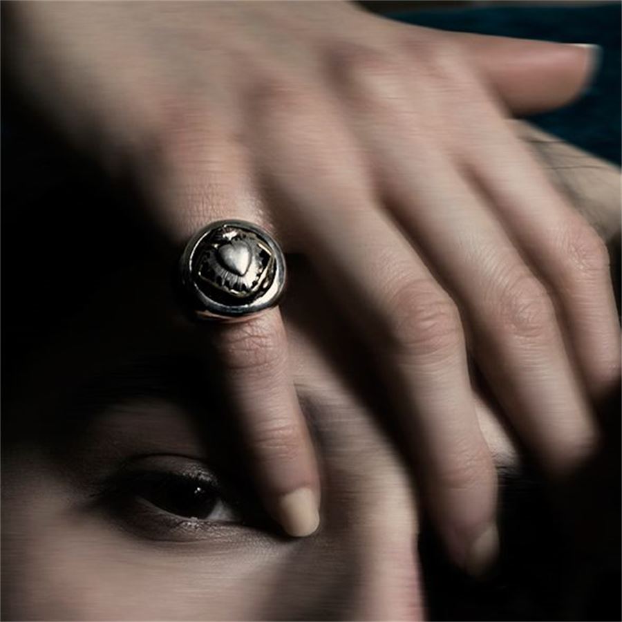 Anello da mignolo 'Cuore Sacro' CUORE SACRO | AN CHEV TAPPOBASE ARG